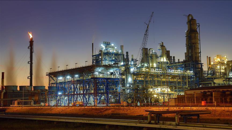 Digitally enabled oil and gas processing facility operating at night
